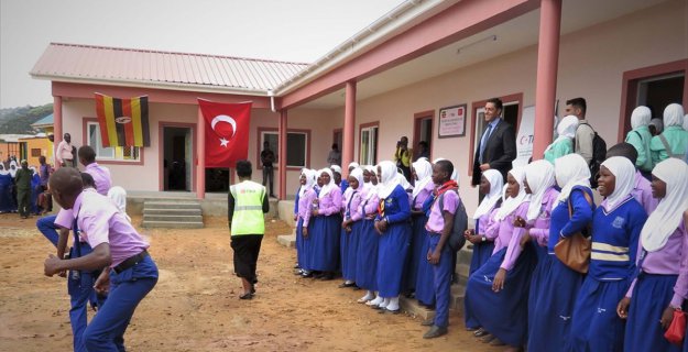 TİKA Ugandalı öğrencileri yeni derslikleriyle buluşturdu