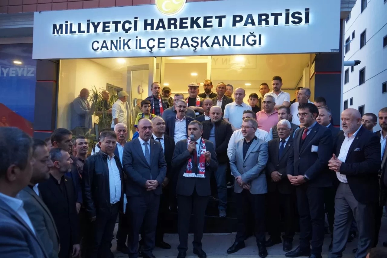 mhp-samsunda-teskilat-gucunu-artiriyor-canikte-200-yeni-uye-rozet-takti.jpg